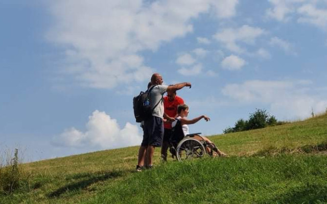 Pomôžme Alexandre získať aktívny vozík s pohonom a zabezpečiť samostatný život