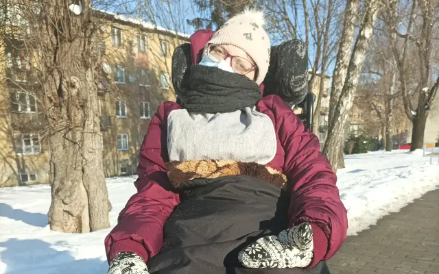 Pomôžme Klárke spríjemniť cestovanie a prechádzky