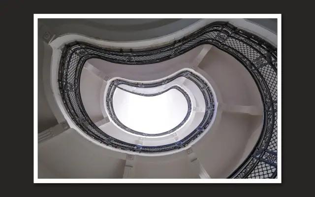 1× kniha Mozaika Bratislavy: Skryté nápisy a typografia + limitovaný print Poštový palác