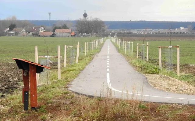 Menovité poďakovanie na infotabuli pri dube