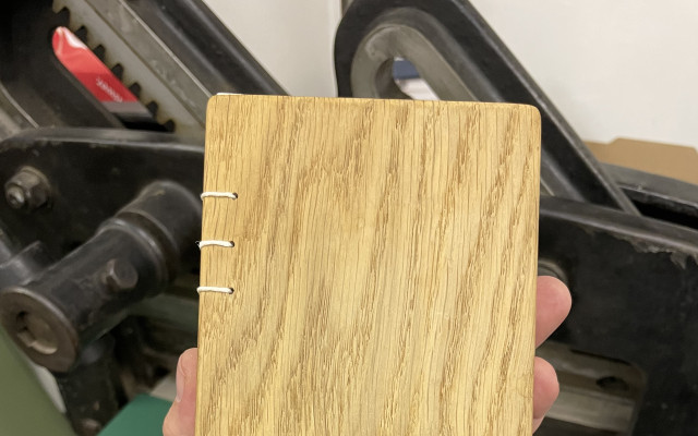 Ručne viazaný zápisník v drevených doskách