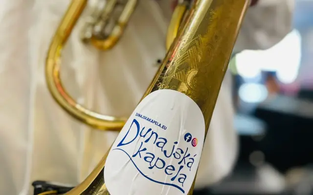 🇩🇪  VIP Meet & Greet – Konzert + Backstage + CD, T-Shirt, Sticker & Autogramme der Band  🇸🇰  Koncert + zákulisie + CD, tričko, nálepky, autogramy a video