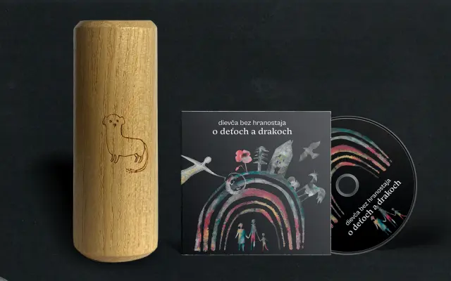 Album + drevená hrkálka s obrázkom Hranostaja