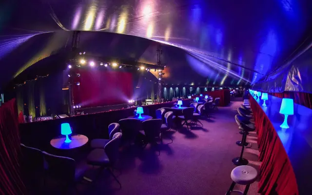 VIP Stôl na slávnostnej premiére + kompletný balíček odmien a fotenie s účinkujúcimi