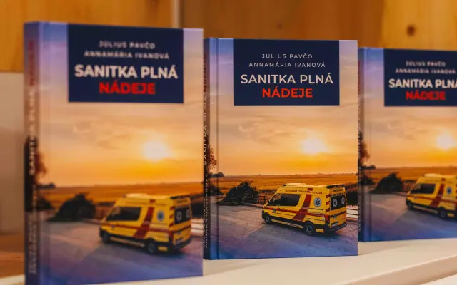 Kniha Sanitka plná nádeje