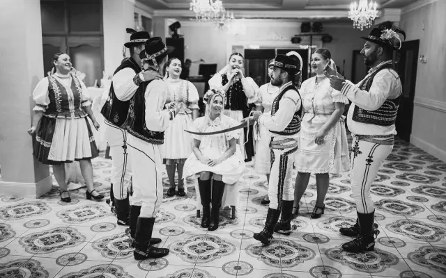 1x čepčenie nevesty a DRUŽBOVSKÝ TANEC od FS Lisočka