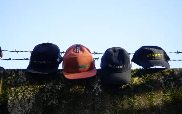 Byt, či nebyť? šiltovka