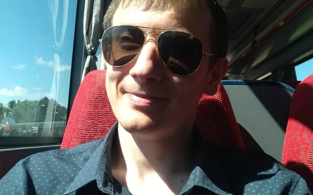 osobné stretnutie s autorom na káve, kde vám knižku podpíše a odovzdá