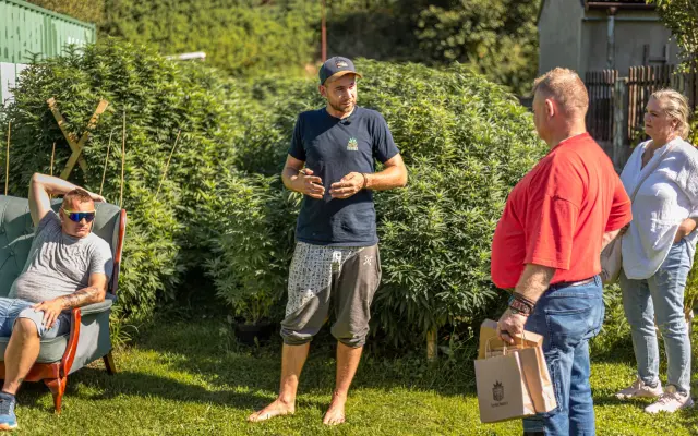 Deň s farmárom na konopnej farme