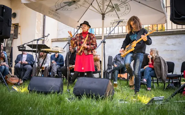 Rezervácia na Záhradnú slávnosť-slovenský krst albumu. Prochot 25.7.
