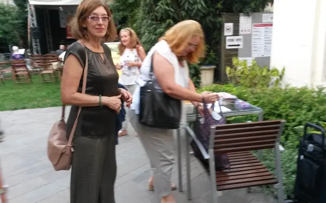 1x kniha s venovaním prekladateľky
