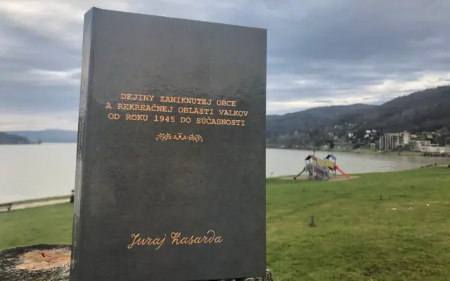 Kniha Dejiny zaniknutej obce a rekreačnej oblasti Valkov od roku 1945 do súčasnosti.