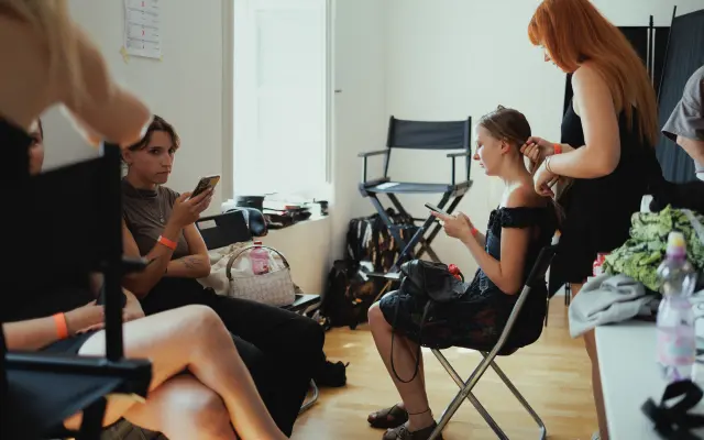 Tour de backstage alebo “behind the scenes” + 2 plagáty A3