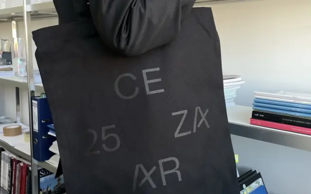 Taška, čo unesie aj architektonické debaty