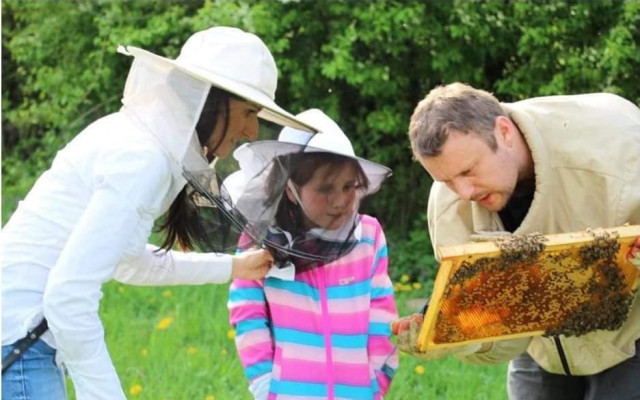 Zážitok pri včelách pre skupinku do 5 osôb (deti do 6rokov grátis)