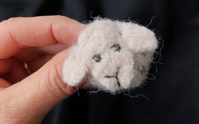 Obdarujte 2x! Handmade ovečka z chránenej dielne – brošňa