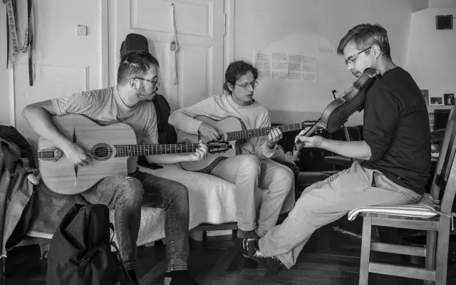 Hodina gypsy jazzu / bossa novy v BB (resp. online)