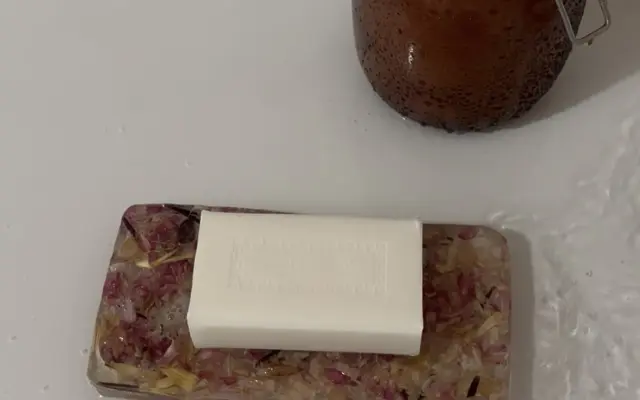 Mydelnička a stojan na vonnú tyčinku