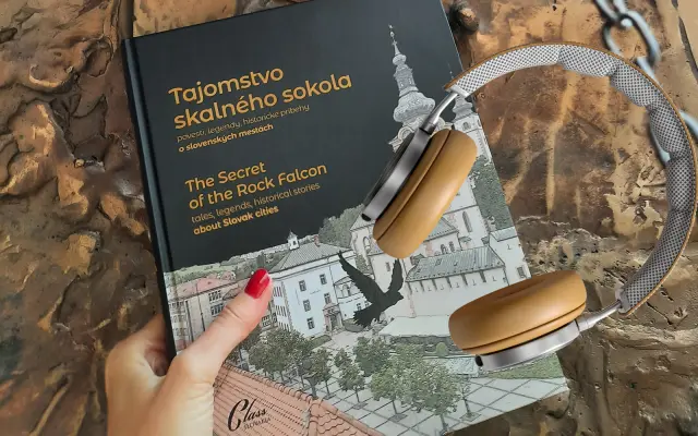 Audiokniha (slovenský jazyk) a tlačená slovensko-anglická kniha Tajomstvo skalného sokola s podpisom autora