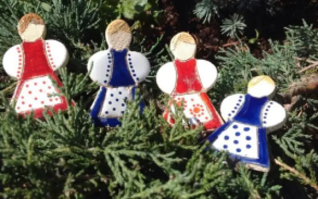 Folkórna postavička z keramiky