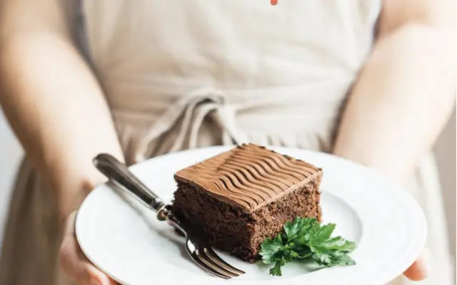 Kuchynský anjel - získajte knihy Malou vidličkou 2 a Malou vidličkou 1 a darčekový balíček –  krabicu koláčov priamo  od Adriany Kemkovej