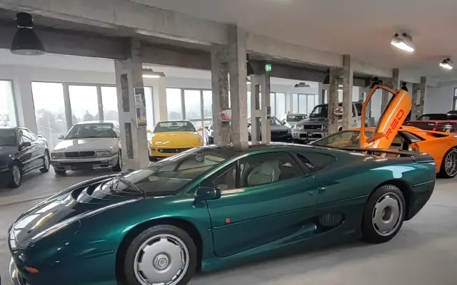 Komentovaná večerná prehliadka múzea v doprovode majiteľa múzea, spojená s naštartovaním vybraných áut a degustačnou večerou, ubytovanie pre 2 osoby, 2 jazda ASTON MARTIN VANTAGE V8