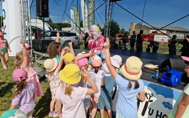 Účasť pri natáčaní videoklipu.