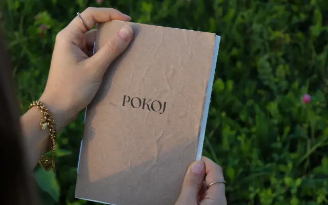 1x kniha Pokoj, Tvoje krstné meno v knihe + osobné venovanie a podpis autorov ❤️🔥