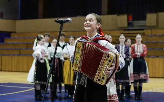60 minút spevu v doprovode heligónky