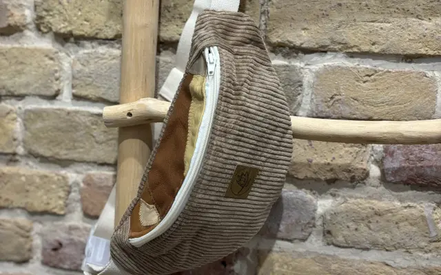 Upcyklovaná menčestrovo-kožená ľadvinka