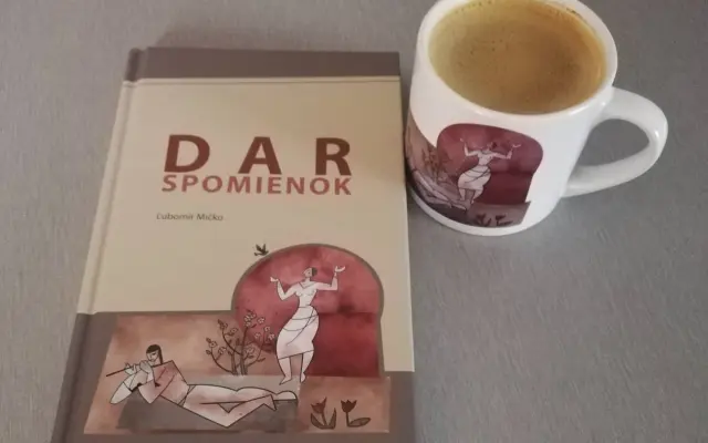 Dve knihy + porcelánový hrnček s motívom obálky