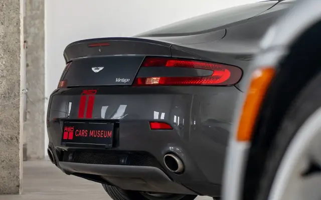 Jazda vo vozidle ASTON MARTIN VANTAGE V8 pre 1 osobu + 1 x vstup do múzea áut
