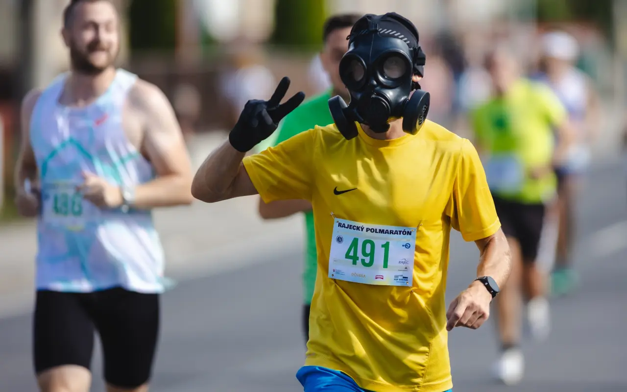 Behom v maske na pomoc ukrajinským veteránom