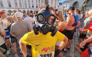 Behom v maske na pomoc ukrajinským veteránom