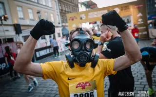 Behom v maske na pomoc ukrajinským veteránom